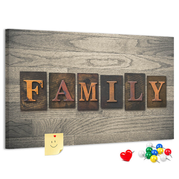 Tablero de corcho decorado con diseño de cartas familiares sobre fondo de madera