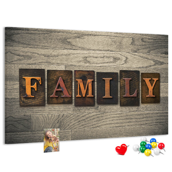 Tablero de corcho decorado con diseño de cartas familiares sobre fondo de madera