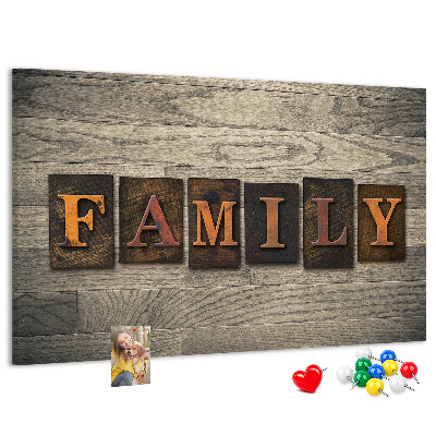 Tablero de corcho decorado con diseño de cartas familiares sobre fondo de madera
