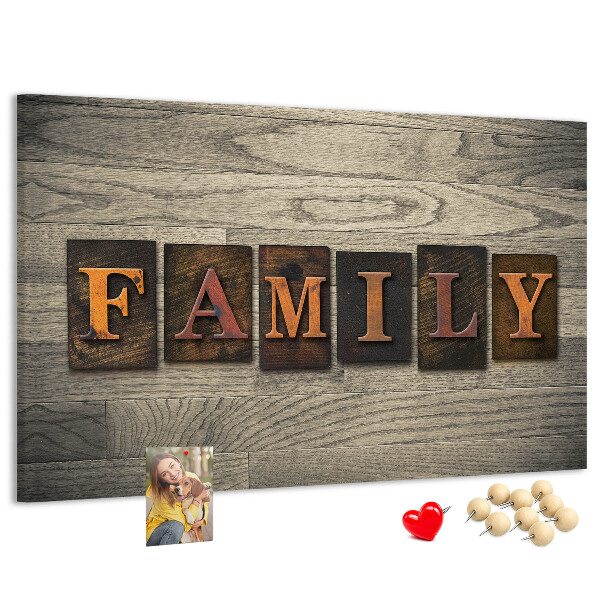 Tablero de corcho decorado con diseño de cartas familiares sobre fondo de madera