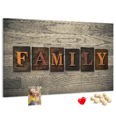 Tablero de corcho decorado con diseño de cartas familiares sobre fondo de madera