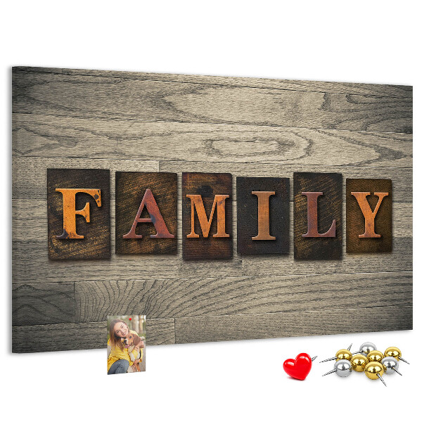 Tablero de corcho decorado con diseño de cartas familiares sobre fondo de madera
