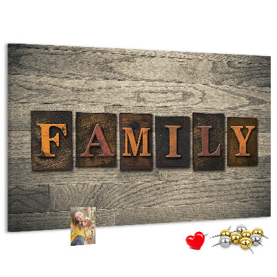 Tablero de corcho decorado con diseño de cartas familiares sobre fondo de madera
