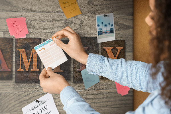 Tablero de corcho decorado con diseño de cartas familiares sobre fondo de madera