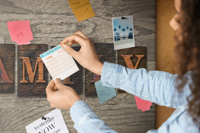 Tablero de corcho decorado con diseño de cartas familiares sobre fondo de madera