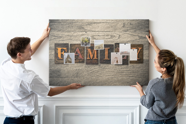 Tablero de corcho decorado con diseño de cartas familiares sobre fondo de madera