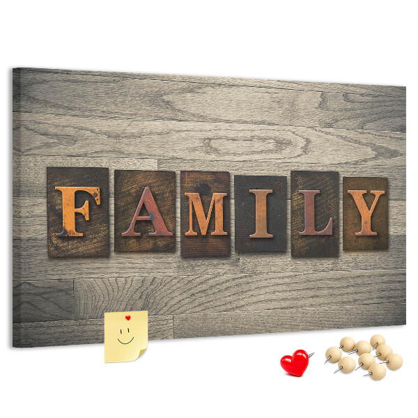 Tablero de corcho decorado con diseño de cartas familiares sobre fondo de madera