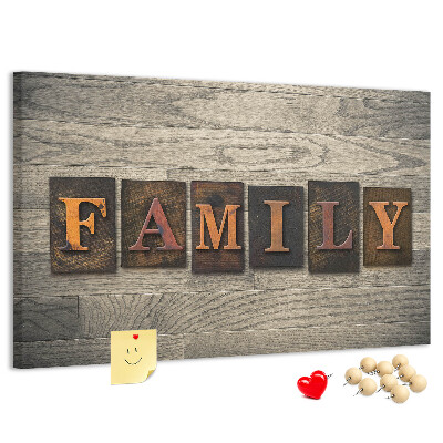 Tablero de corcho decorado con diseño de cartas familiares sobre fondo de madera