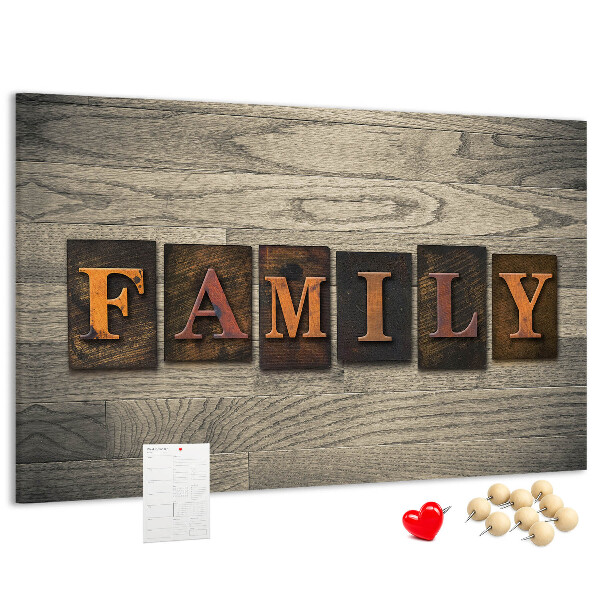 Tablero de corcho decorado con diseño de cartas familiares sobre fondo de madera