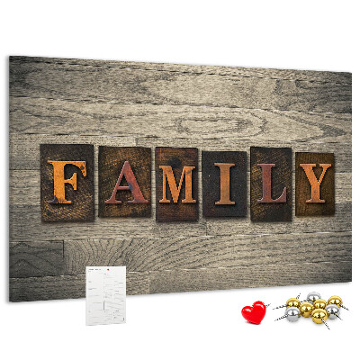 Tablero de corcho decorado con diseño de cartas familiares sobre fondo de madera