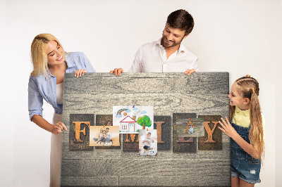 Tablero de corcho decorado con diseño de cartas familiares sobre fondo de madera