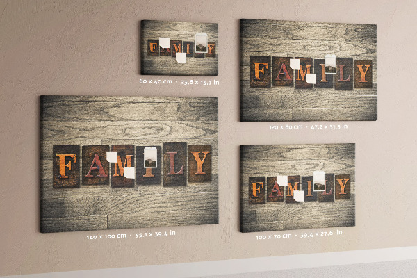 Tablero de corcho decorado con diseño de cartas familiares sobre fondo de madera