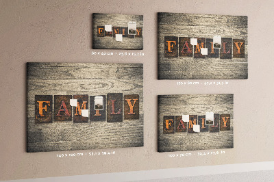 Tablero de corcho decorado con diseño de cartas familiares sobre fondo de madera