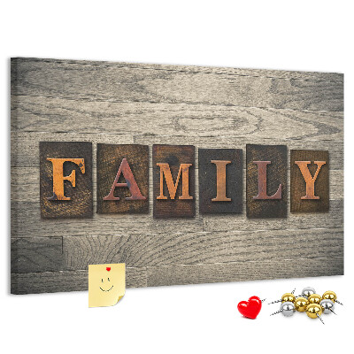 Tablero de corcho decorado con diseño de cartas familiares sobre fondo de madera