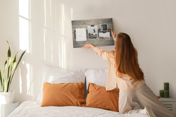 Tablero de corcho decorado con diseño de cartas familiares sobre fondo de madera