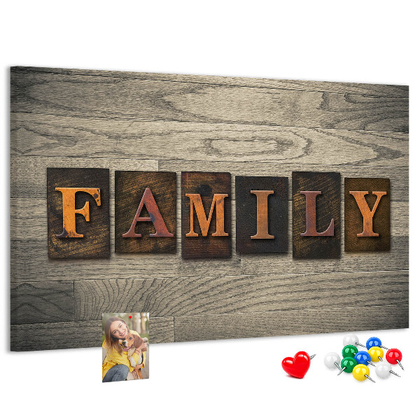 Tablero de corcho decorado con diseño de cartas familiares sobre fondo de madera
