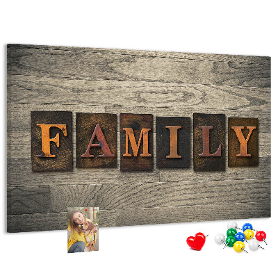 Tablero de corcho decorado con diseño de cartas familiares sobre fondo de madera