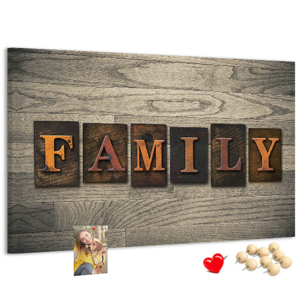Tablero de corcho decorado con diseño de cartas familiares sobre fondo de madera