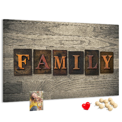 Tablero de corcho decorado con diseño de cartas familiares sobre fondo de madera