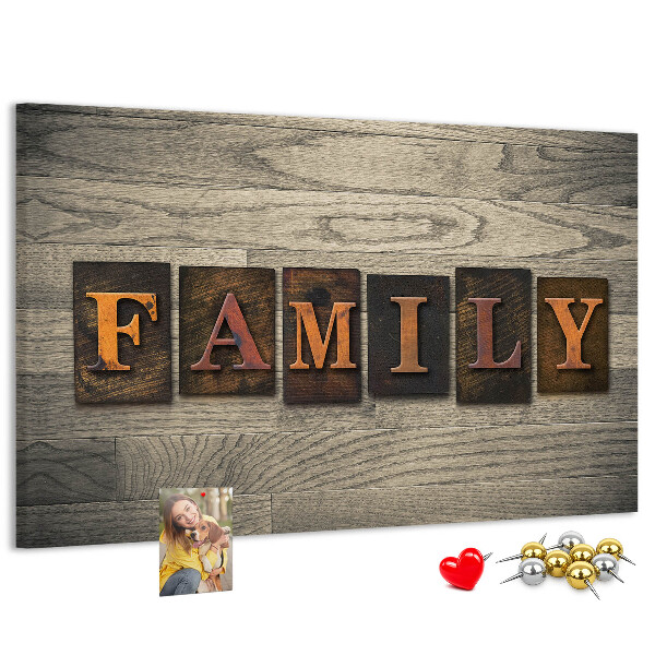 Tablero de corcho decorado con diseño de cartas familiares sobre fondo de madera
