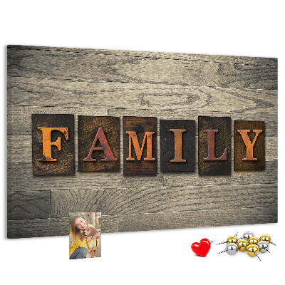 Tablero de corcho decorado con diseño de cartas familiares sobre fondo de madera