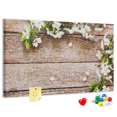 Tablero de anuncios Flores sobre un fondo de tabla de madera