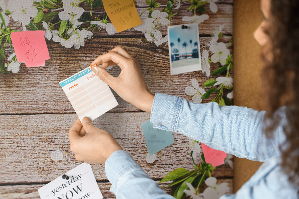 Tablero de anuncios flores sobre un fondo de tabla de madera