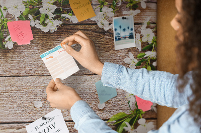 Tablero de anuncios flores sobre un fondo de tabla de madera