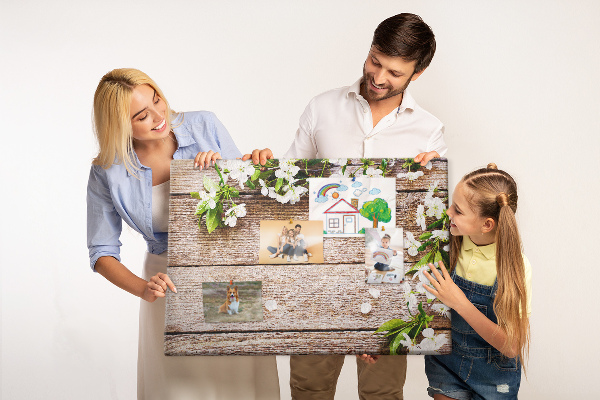 Tablero de anuncios flores sobre un fondo de tabla de madera