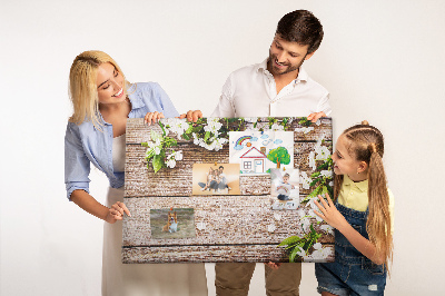 Tablero de anuncios flores sobre un fondo de tabla de madera