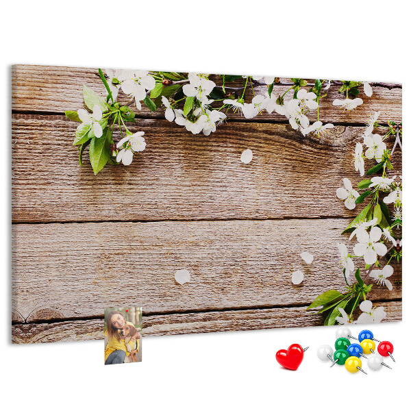 Tablero de anuncios flores sobre un fondo de tabla de madera