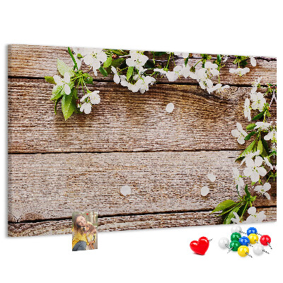 Tablero de anuncios flores sobre un fondo de tabla de madera