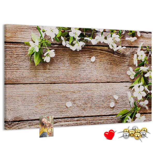 Tablero de anuncios flores sobre un fondo de tabla de madera