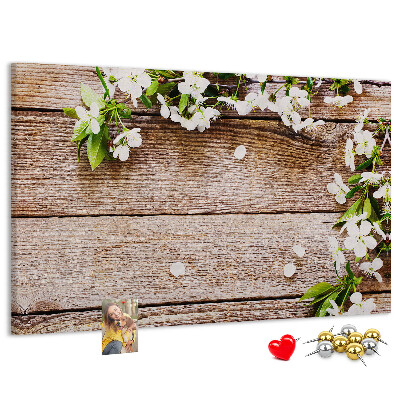 Tablero de anuncios flores sobre un fondo de tabla de madera