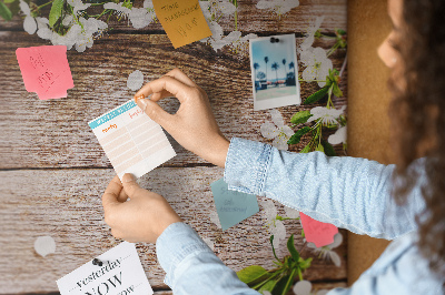 Tablero de anuncios flores sobre un fondo de tabla de madera