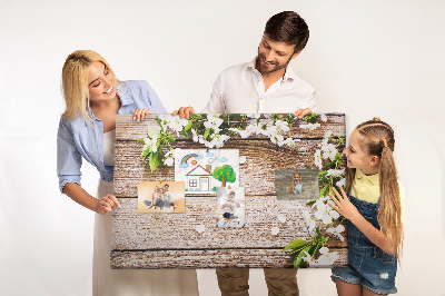 Tablero de anuncios flores sobre un fondo de tabla de madera