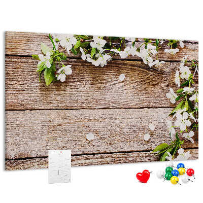 Tablero de anuncios flores sobre un fondo de tabla de madera