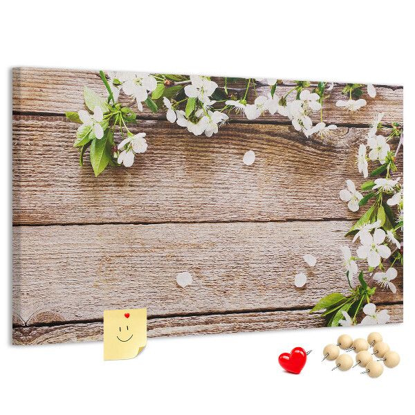 Tablero de anuncios flores sobre un fondo de tabla de madera