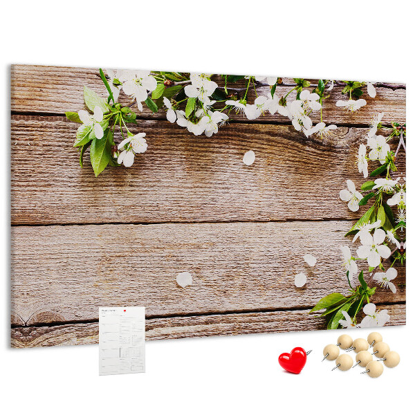 Tablero de anuncios flores sobre un fondo de tabla de madera