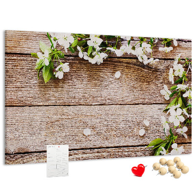 Tablero de anuncios flores sobre un fondo de tabla de madera