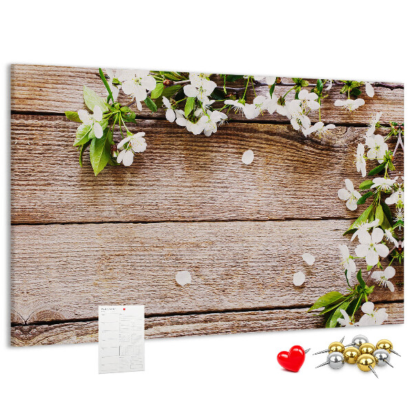 Tablero de anuncios flores sobre un fondo de tabla de madera