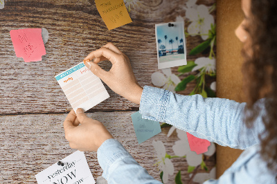 Tablero de anuncios flores sobre un fondo de tabla de madera