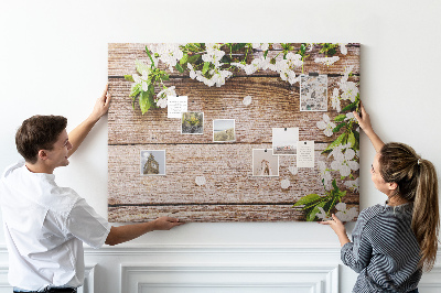 Tablero de anuncios flores sobre un fondo de tabla de madera