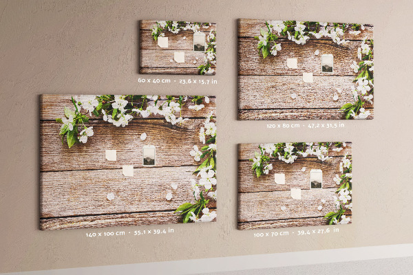 Tablero de anuncios flores sobre un fondo de tabla de madera