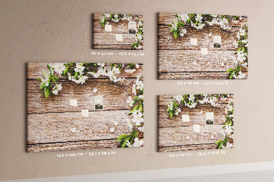 Tablero de anuncios flores sobre un fondo de tabla de madera