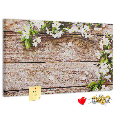 Tablero de anuncios flores sobre un fondo de tabla de madera