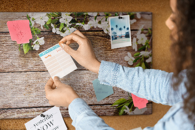 Tablero de anuncios flores sobre un fondo de tabla de madera