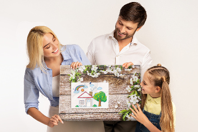 Tablero de anuncios flores sobre un fondo de tabla de madera
