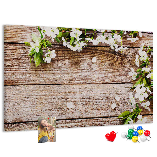 Tablero de anuncios flores sobre un fondo de tabla de madera