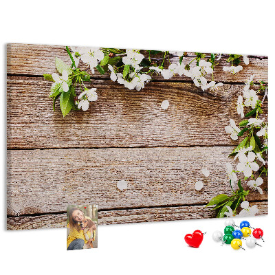 Tablero de anuncios flores sobre un fondo de tabla de madera